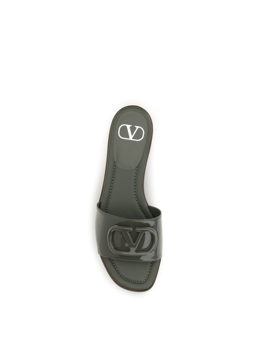 Valentino Garavani VLogo patent leather Slide Sandals - Oasis