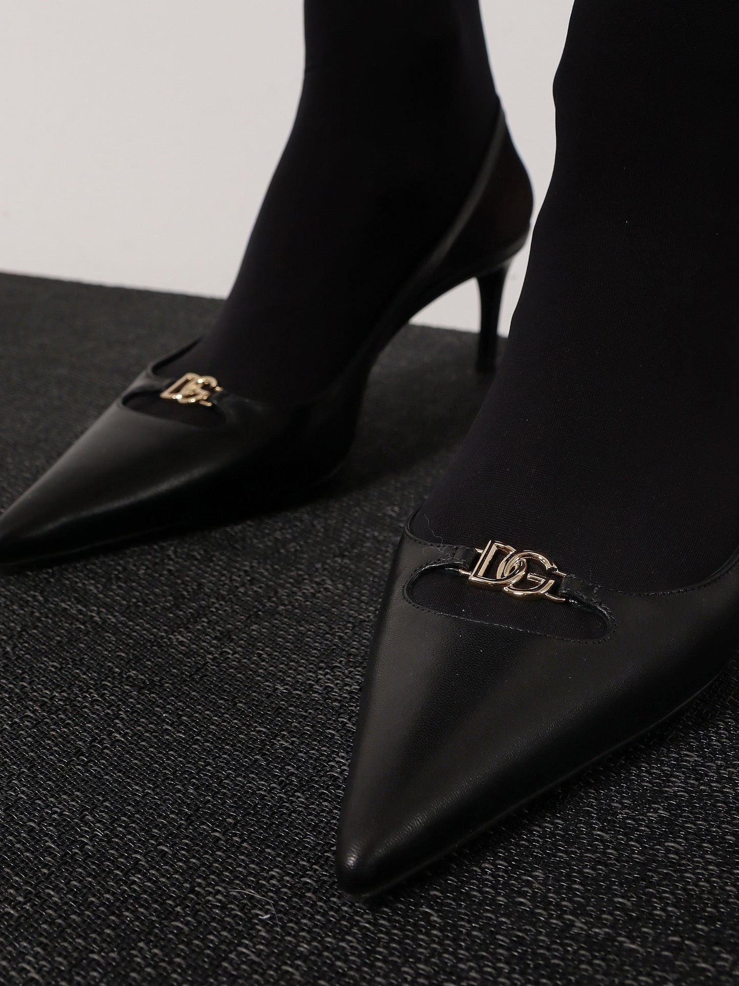 Dolce & Gabbana Leather Pumps With Metal Dg Logo