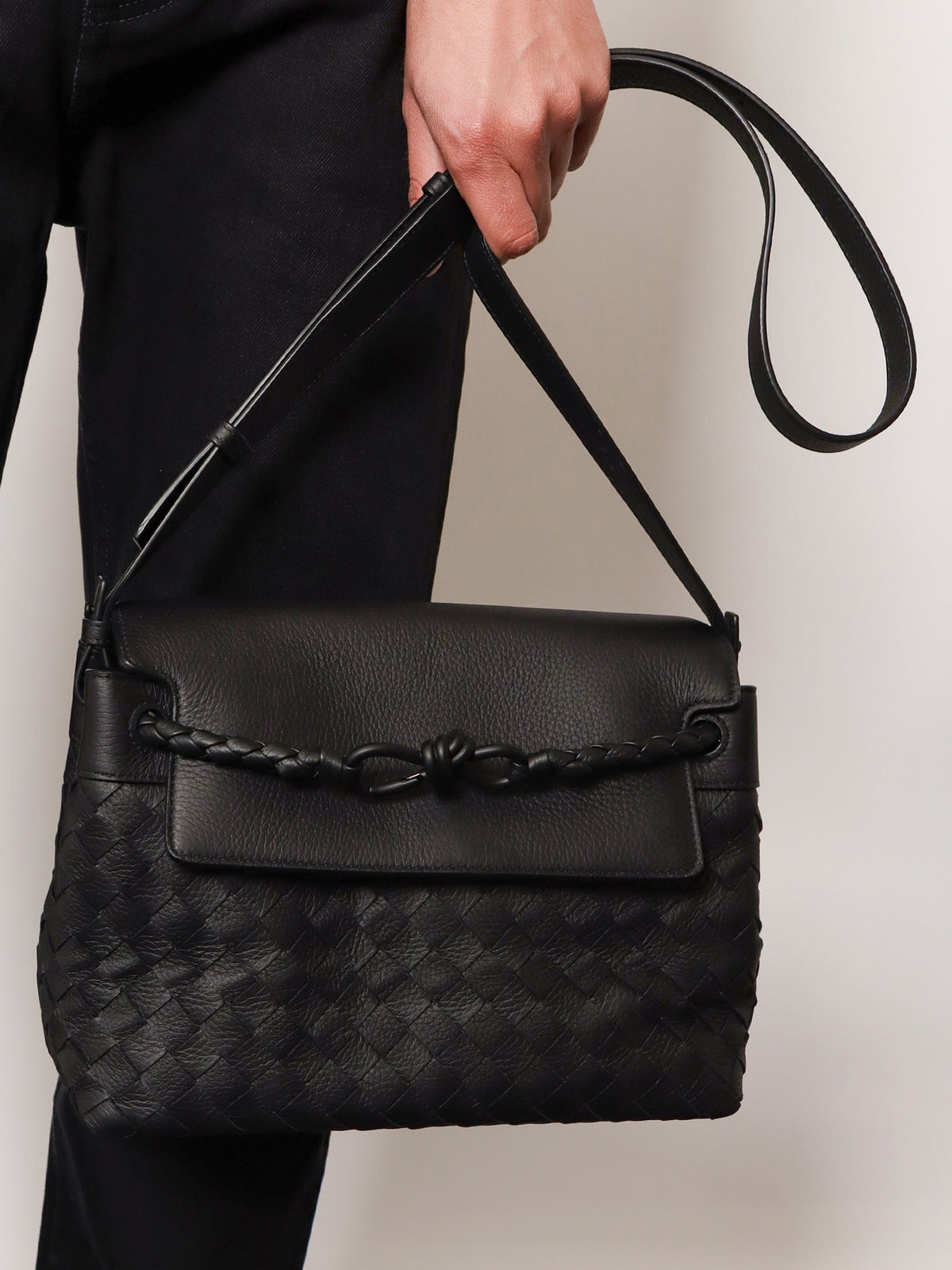 Bottega Veneta Andiamo leather shoulder bag with Intrecciato pattern - Black-Nero Opaco