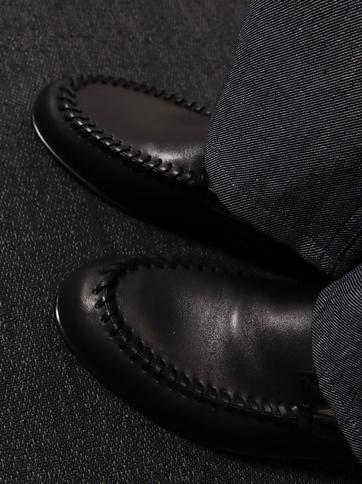 Fendi Leather loafers with metal FF logo - Nero
