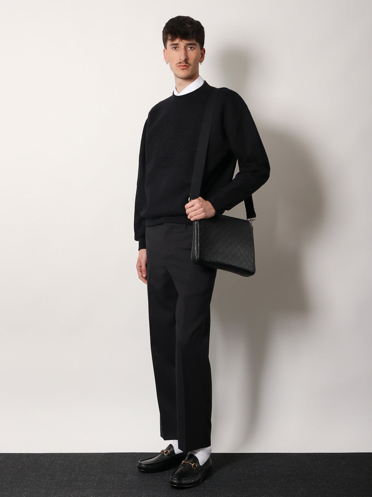 Gucci Leather GG Emblem crossbody bag with embossed GG motif - Black
