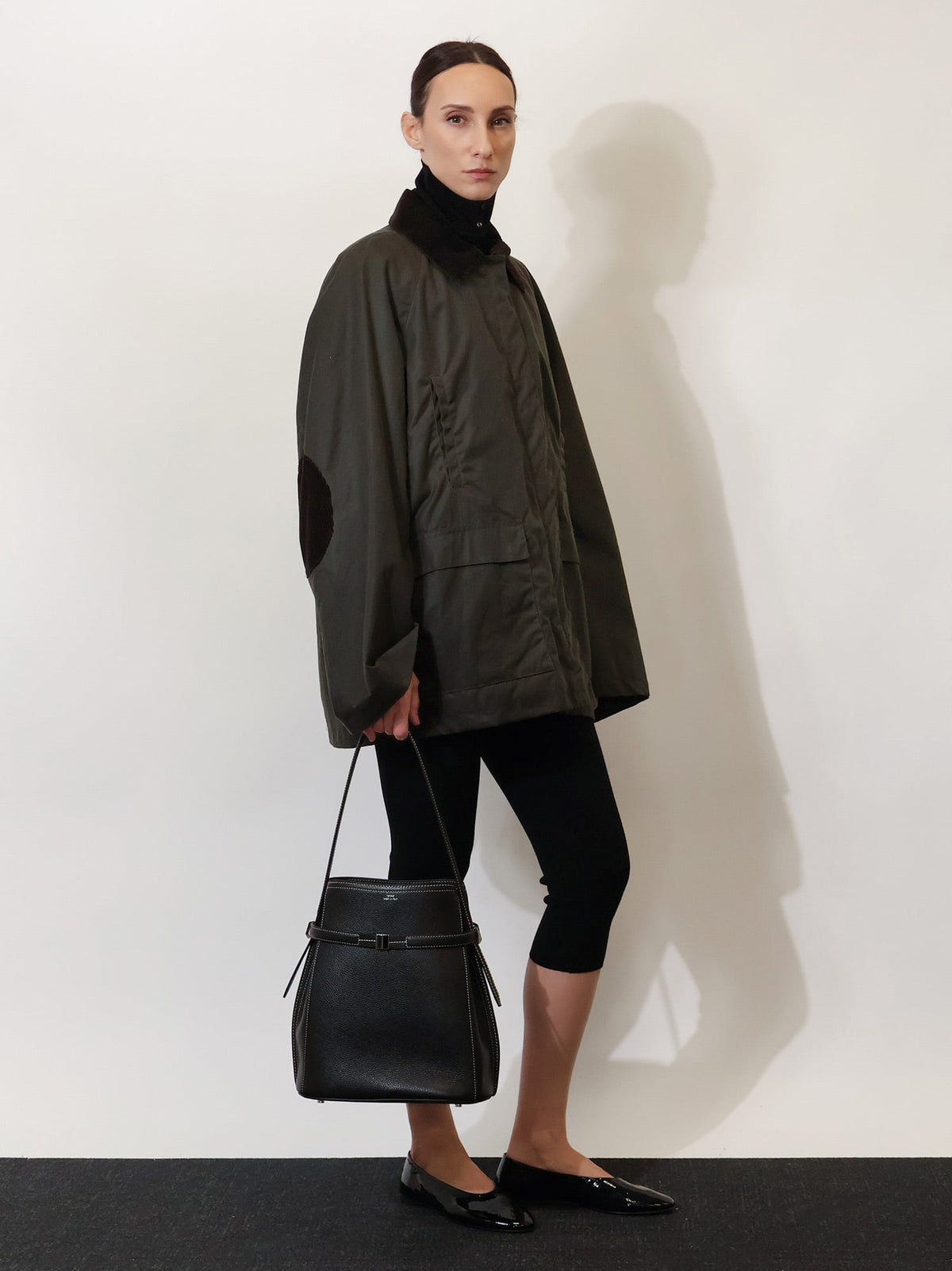 Toteme Hammered leather bucket bag with strap on the front - Black