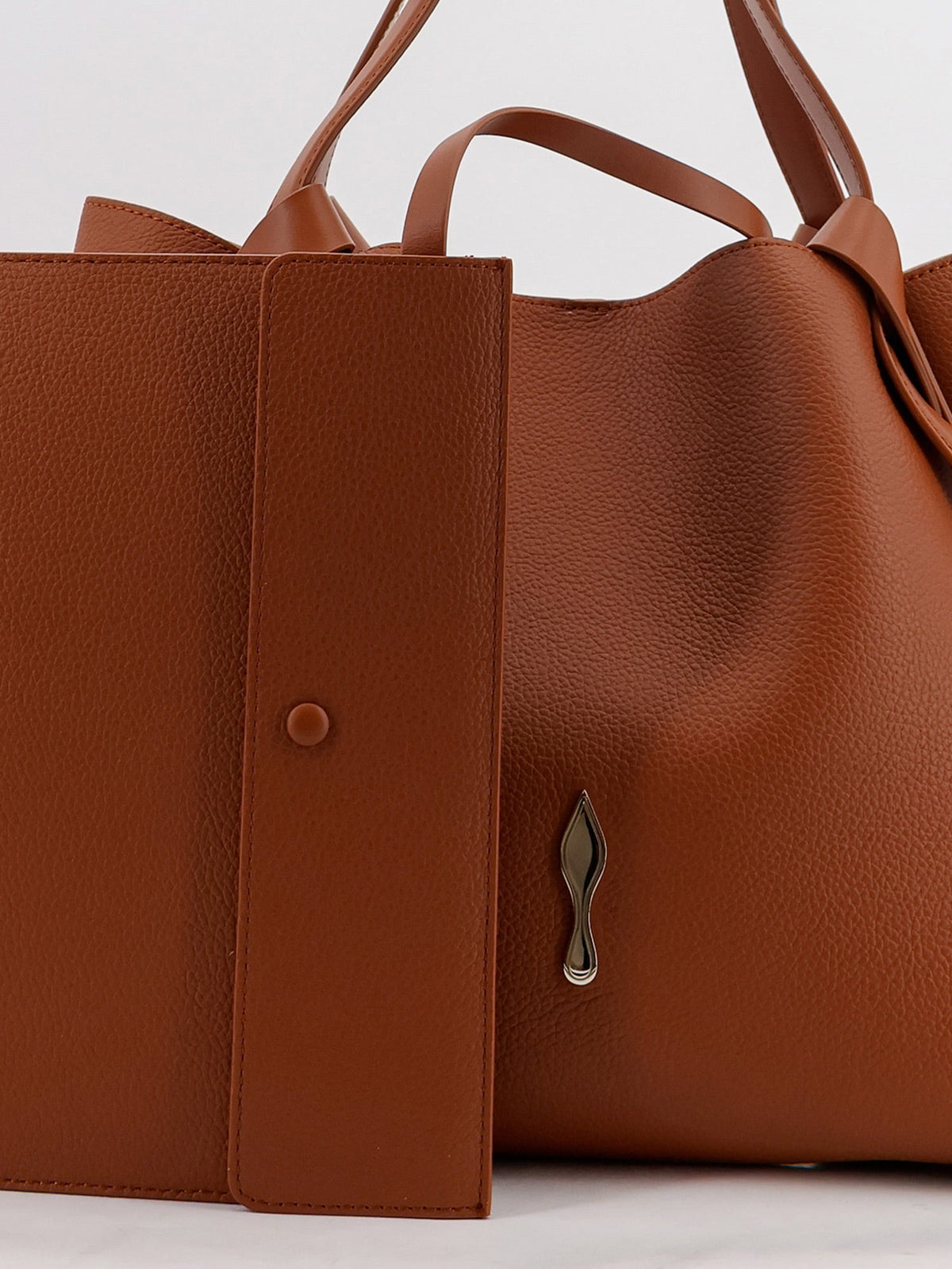 Christian Louboutin Borsa a spalla Bettina Small in pelle - Cuoio