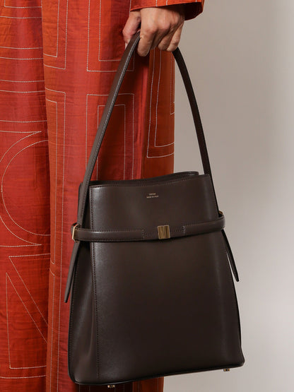 Toteme Belted leather bucket bag - Bark