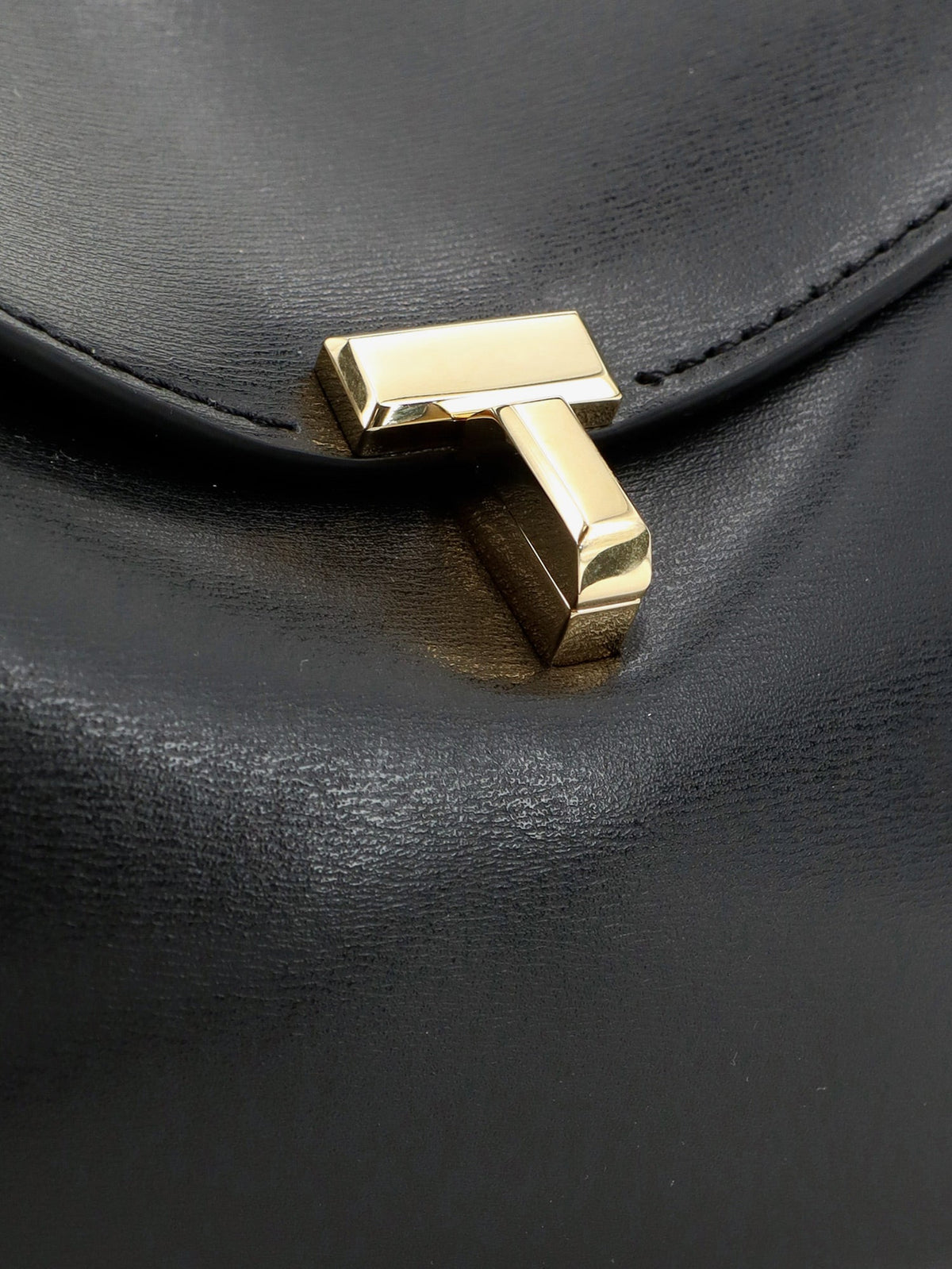 Toteme Hammered leather T-Lock shoulder bag - Black