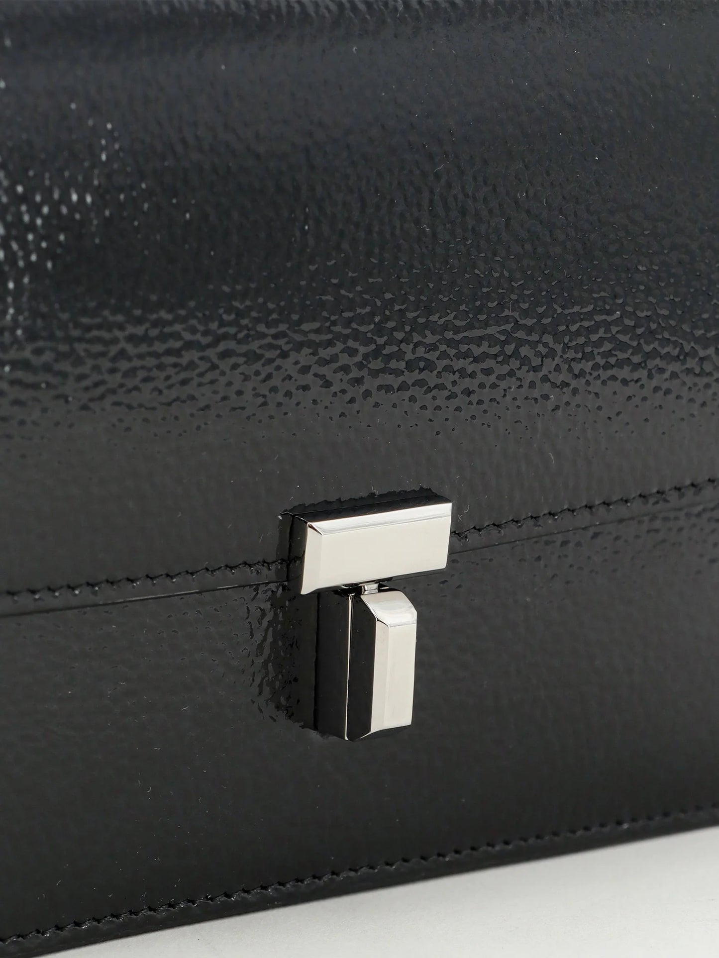 TOTEME - Patent T-Lock crossbody bag