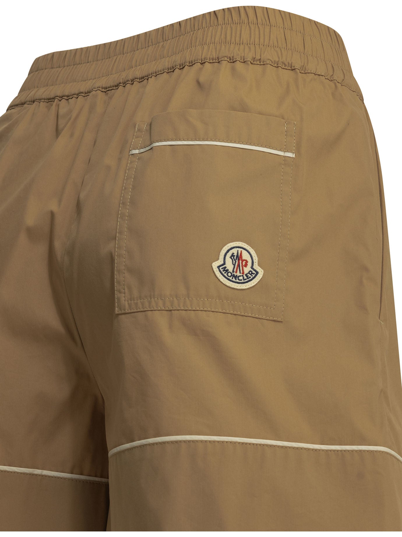 Moncler Utility shorts with reverse logo - Beige